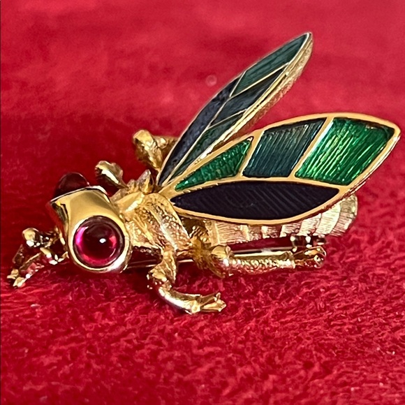Boucher Jewelry - BOUCHER Signed Enameled Lifelike Bee Brooch w/Purple Paste Glass Cabachon Eyes